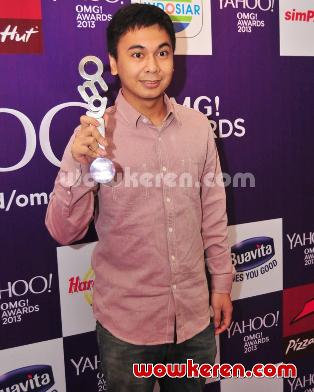 Gambar Foto Raditya Dika Raih Piala Favorite New Comedian 'Yahoo OMG! Awards 2013'