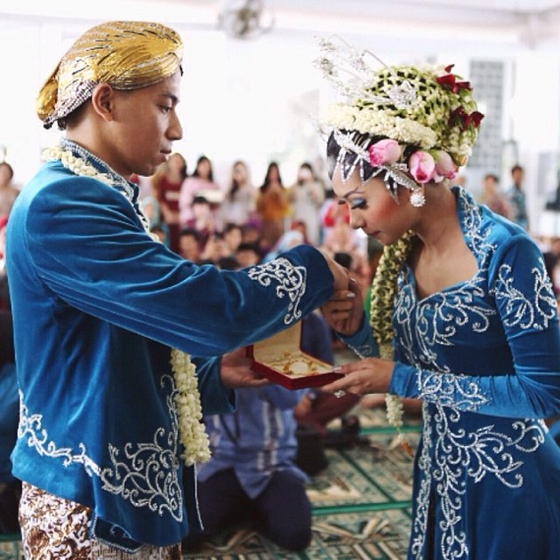 Gambar Foto Prosesi Pernikahan Poppy Bunga