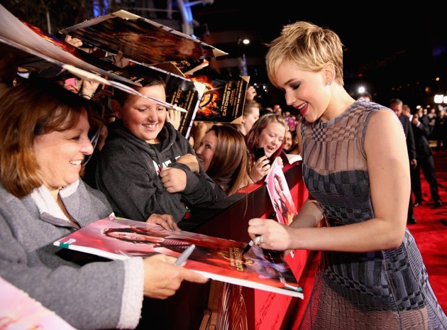 Gambar Foto Jennifer Lawrence Berikan Tanda Tangan Pada Fans yang Hadir