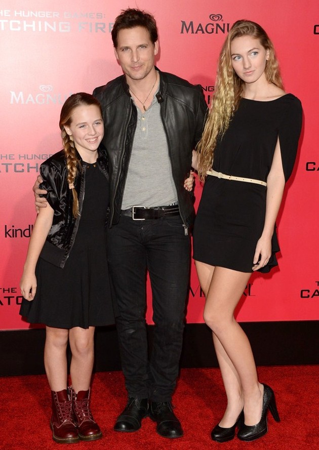 Gambar Foto Peter Facinelli Bersama Kedua Putrinya di Premiere Film 'The Hunger Games: Catching Fire'