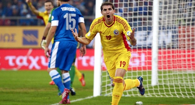Gambar Foto Bogdan Stancu Saat Mencetak Gol Rumania