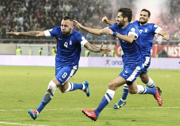 Gambar Foto Kostas Mitroglou Saat Berhasil Mencetak Gol