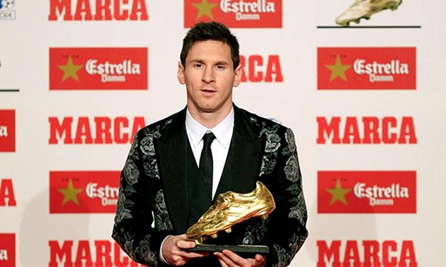 Gambar Foto Lionel Messi Saat Terima Trofi Golden Boot 2013