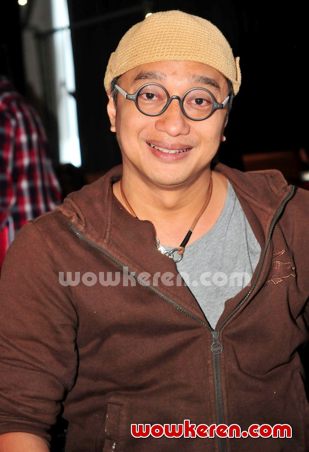 Gambar Foto Dik Doank Saat Jumpa Pers Film 'Paddle Pop Dinoterra'