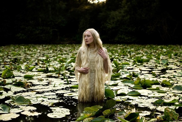 Gambar Foto Foto yang Berjudul 'Lady of The Lake'