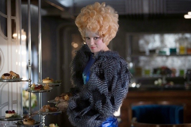 Gambar Foto Elizabeth Banks Berperan Sebagai Effie Trinket di 'The Hunger Games: Catching Fire'