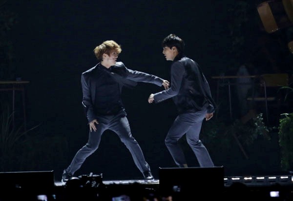 Gambar Foto Battle Dance Luhan dan Kai EXO di Panggung MAMA 2013