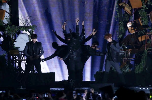 Gambar Foto Penampilan EXO  Saat Nyanyikan Lagu 'Wolf'