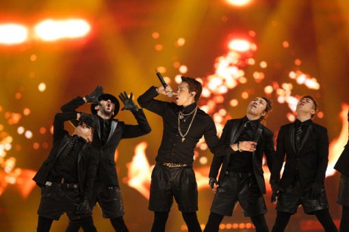 Gambar Foto Rain Nyanyikan Lagu 'How To Aviod The Sun'