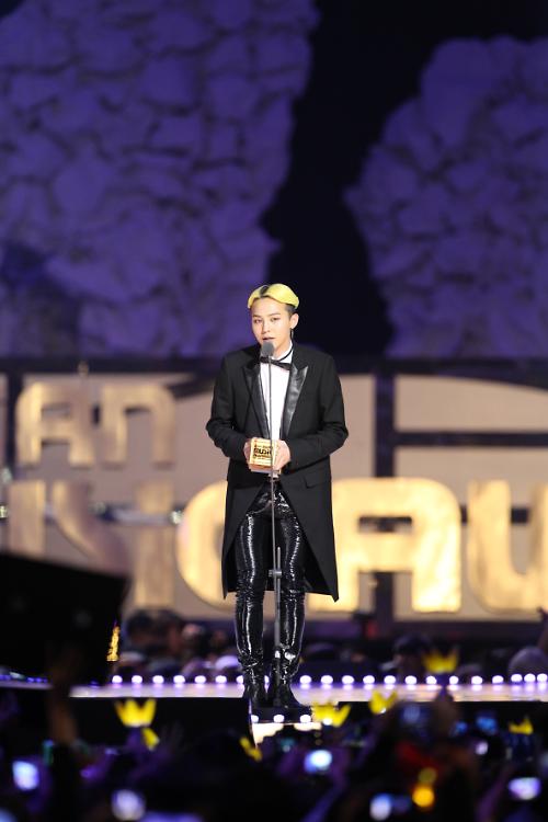 Gambar Foto G-Dragon Raih Piala Artist of the Year