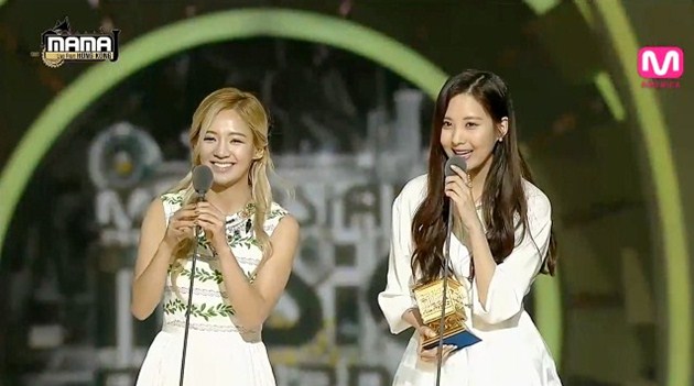 Gambar Foto Hyoyeon dan Seohyun Mewakili Girls' Generation Terima Piala Best Female Group