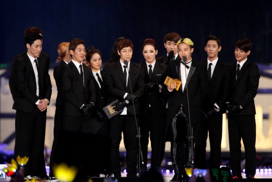 Gambar Foto G-Dragon Raih Piala Best Dance Performance - Male Solo