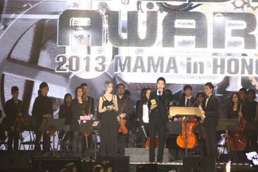 Gambar Foto Lee Seung Gi Raih Piala Best Vocal Performance - Male