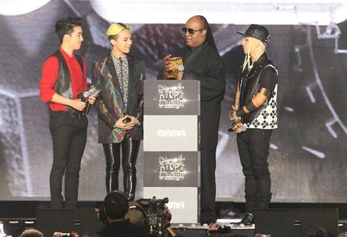 Gambar Foto Seungri, GD dan Taeyang Serahkan Piala Music Makes One Global Ambassador Award pada Stevie Wonder