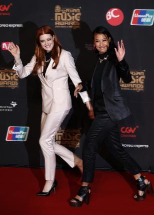 Gambar Foto Icona Pop di Red Carpet MAMA 2013