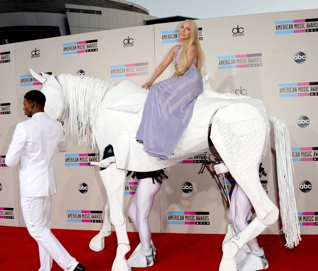 Foto Lady GaGa di Red Carpet American Music Awards 2013