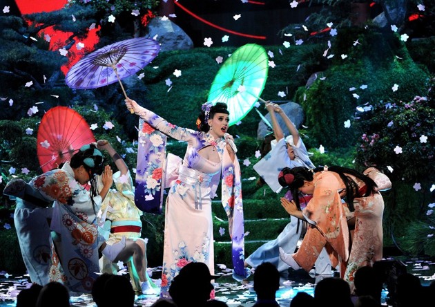 Gambar Foto Katy Perry Jadi Geisha Saat Nyanyikan Lagu 'Unconditionally'