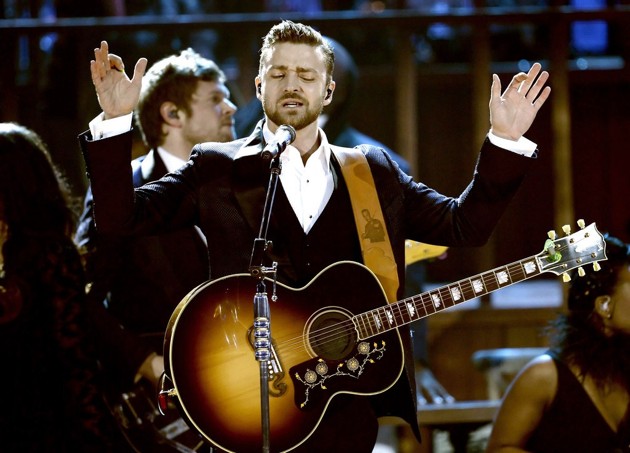 Foto Justin Timberlake Nyanyikan Lagu 'Drink You Away'