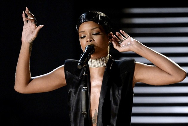 Gambar Foto Rihanna Nyanyikan Lagu 'Diamonds'