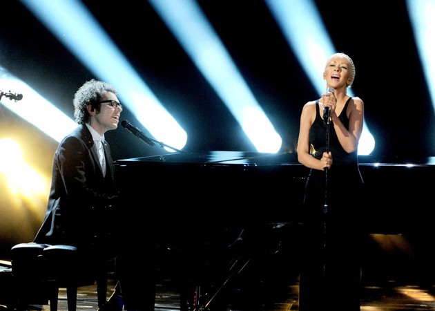 Gambar Foto Kolaborasi Christina Aguilera dan A Great Big World Nyanyikan Lagu 'Say Something'