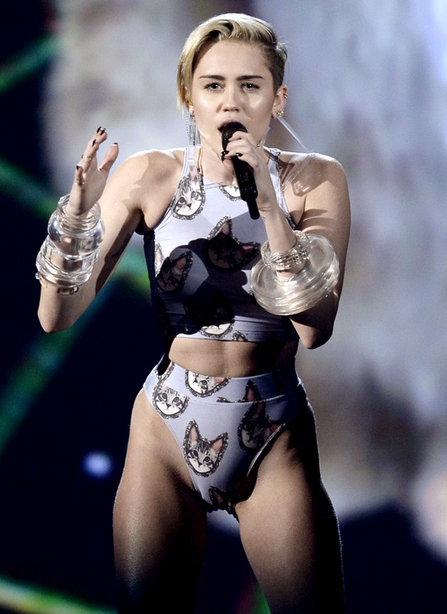 Gambar Foto Miley Cyrus Nyanyikan Lagu 'Wrecking Ball'