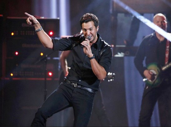 Gambar Foto Luke Bryan Saat Nyanyikan Lagu 'That's My Kind of Night'