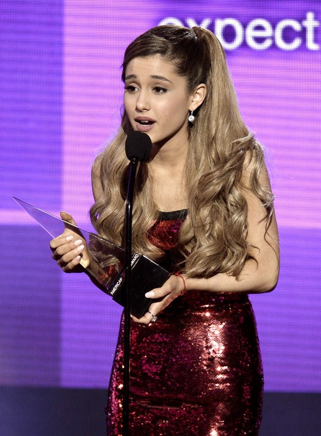 Foto Ariana Grande Raih Piala New Artist of the Year