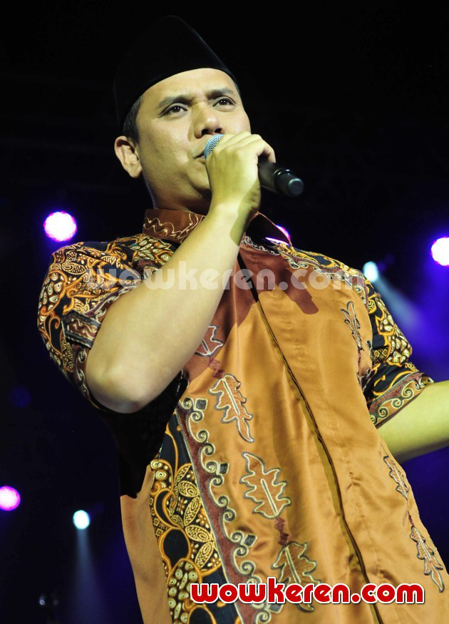 Gambar Foto Penampilan Fadly Padi di Konser 'Malam 1000 Keberkahaan'
