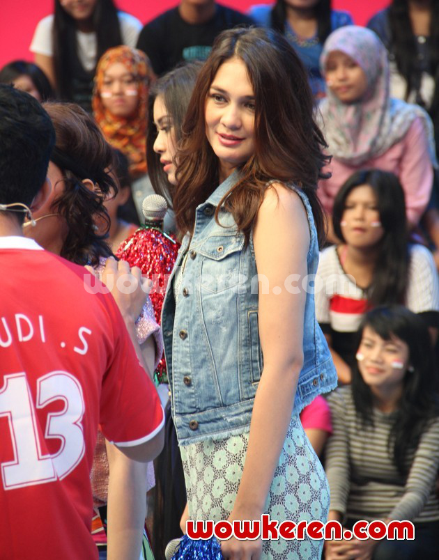 Gambar Foto Luna Maya Saat Menjadi Host Acara Musik 'Dahsyat'