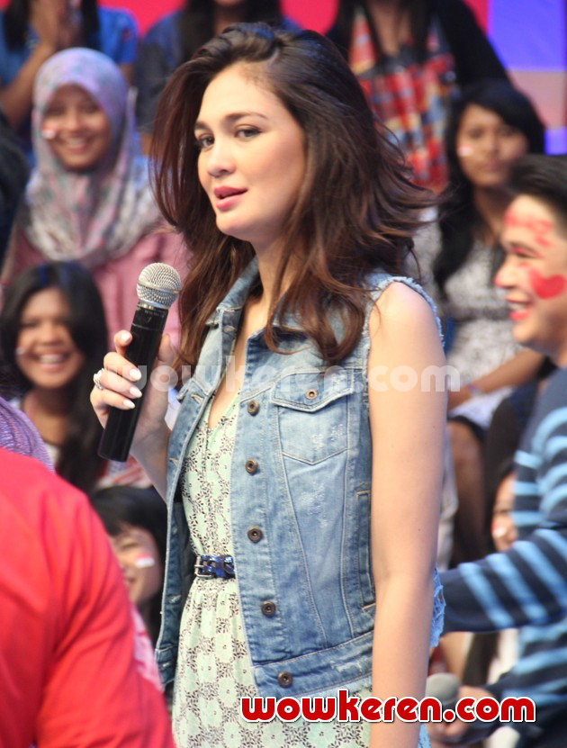 Gambar Foto Luna Maya Saat Menjadi Host Acara Musik 'Dahsyat'