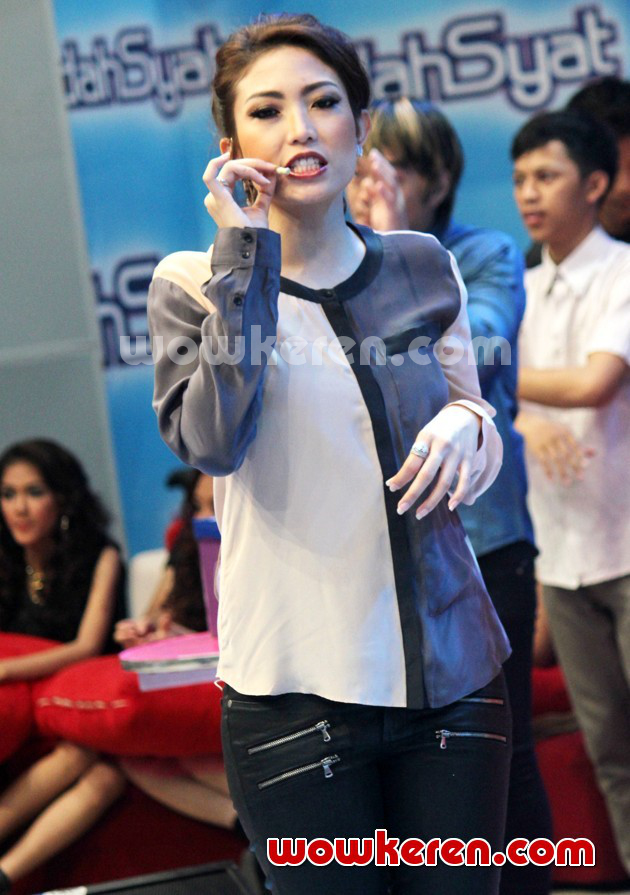 Gambar Foto Ayu Dewi Saat Menjadi Host Acara Musik 'Dahsyat'