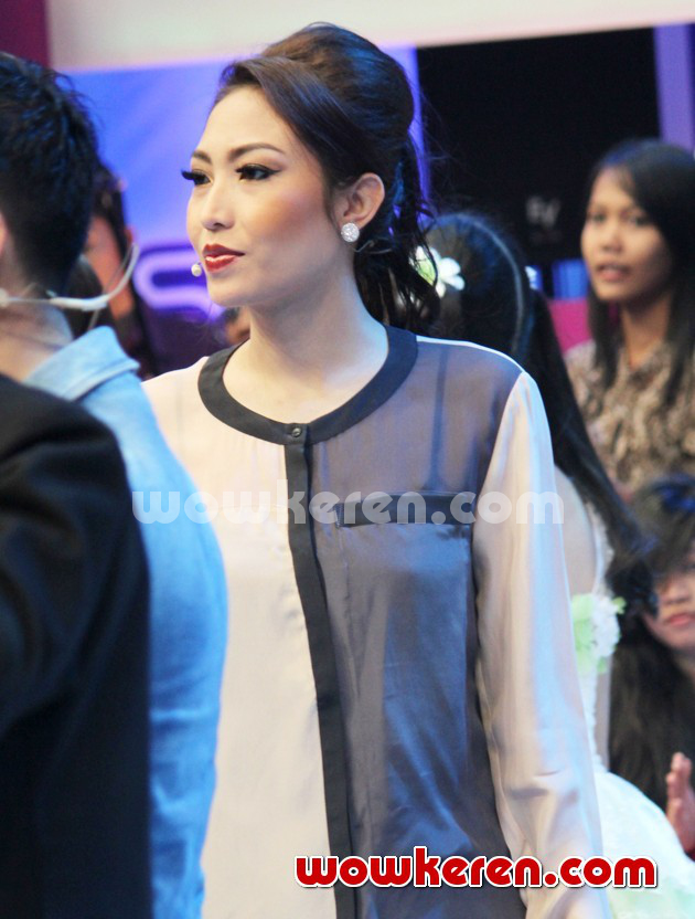 Gambar Foto Ayu Dewi Saat Menjadi Host Acara Musik 'Dahsyat'
