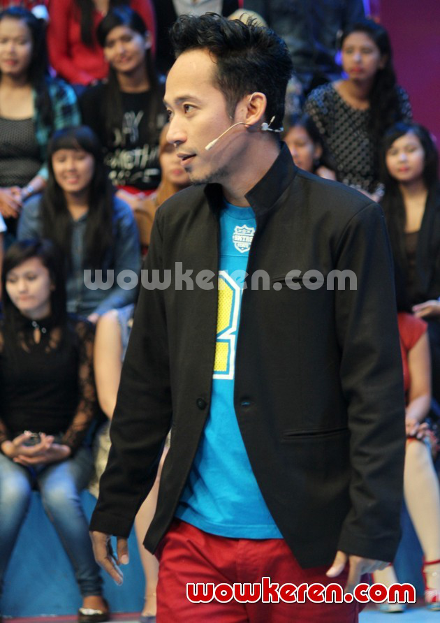 Gambar Foto Denny Cagur Saat Menjadi Host Acara Musik 'Dahsyat'