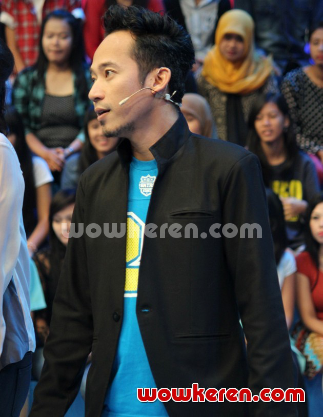 Gambar Foto Denny Cagur Saat Menjadi Host Acara Musik 'Dahsyat'