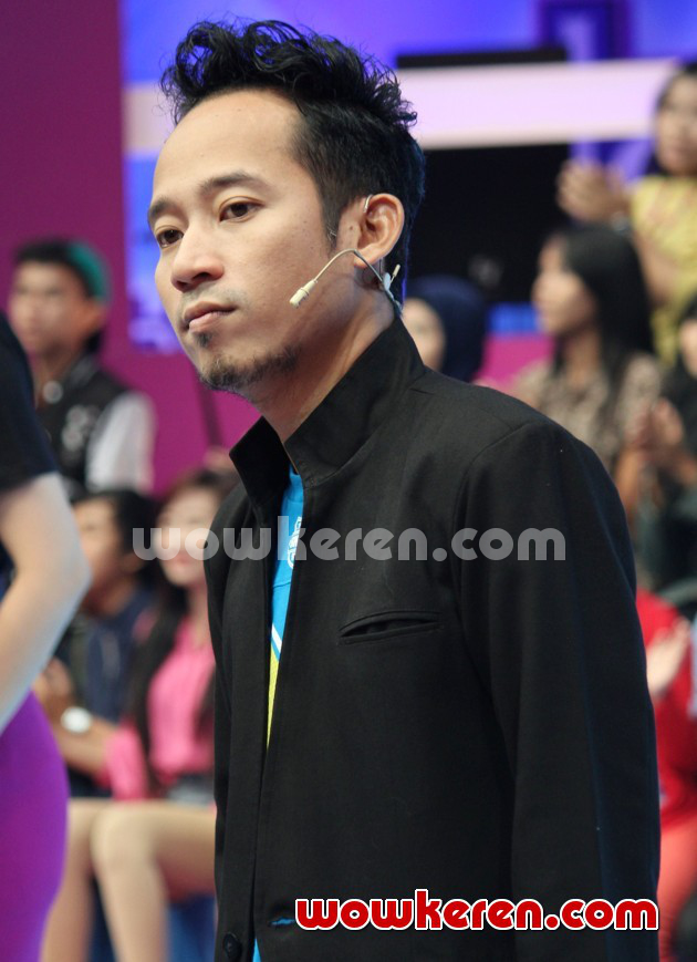 Gambar Foto Denny Cagur Saat Menjadi Host Acara Musik 'Dahsyat'