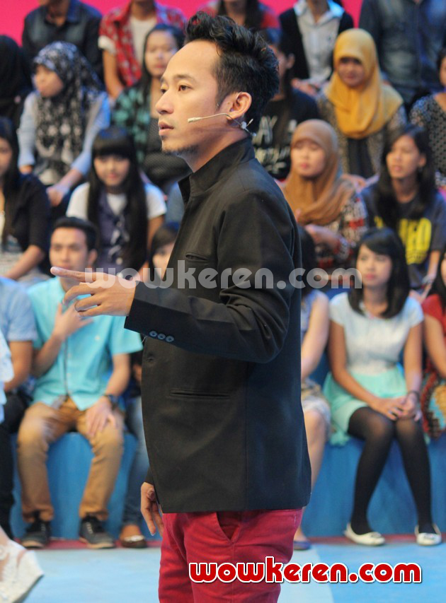 Gambar Foto Denny Cagur Saat Menjadi Host Acara Musik 'Dahsyat'