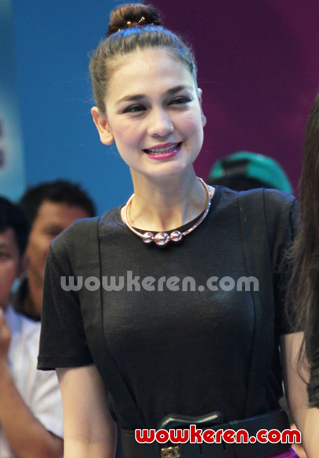 Gambar Foto Luna Maya Saat Menjadi Host Acara Musik 'Dahsyat'