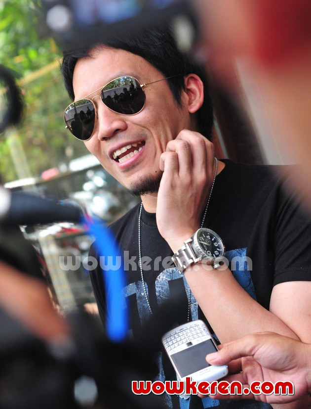 Gambar Foto Desta Saat Ditemui di Senayan