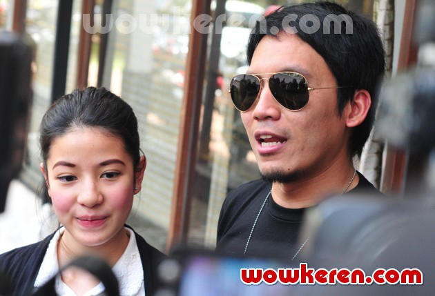 Gambar Foto Natasha Rizki dan Desta Saat Ditemui di Senayan