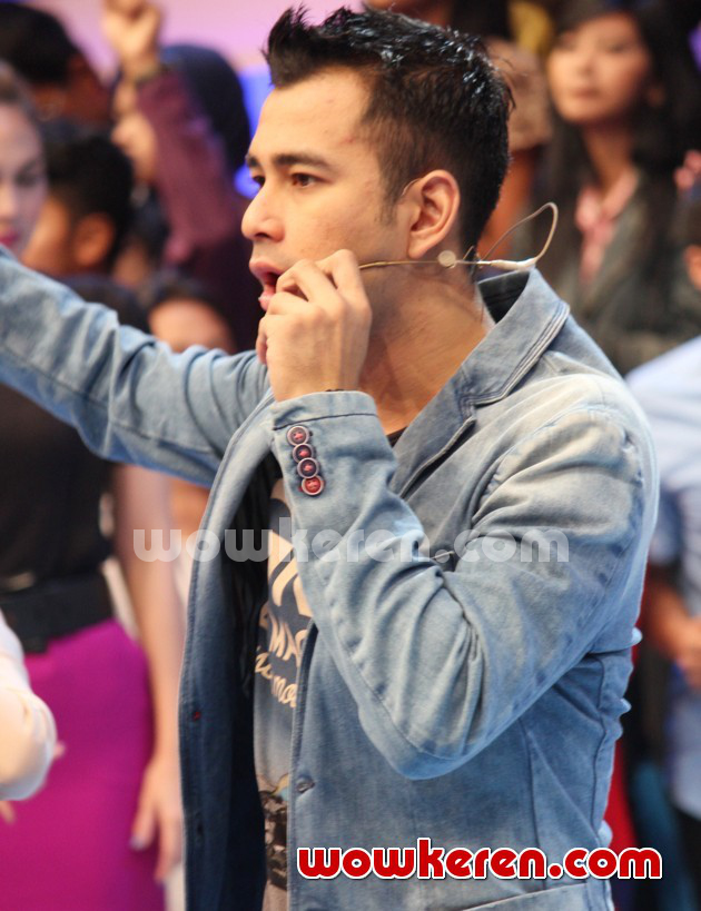 Gambar Foto Raffi Ahmad Saat Menjadi Host Acara Musik 'Dahsyat'