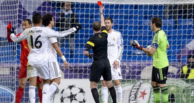 Gambar Foto Wasit William Collum Berikan Kartu Merah pada Sergio Ramos