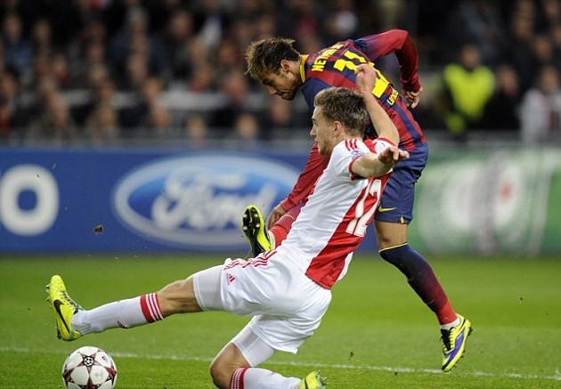 Gambar Foto Neymar Dihadang Joel Veltman Saat Akan Mencetak Gol