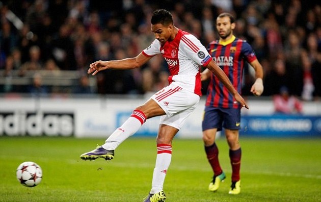 Gambar Foto Danny Hoesen Coba Arahkan Bola ke Gawang Barcelona