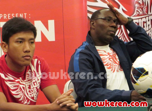 Gambar Foto Ahmad Bustomi dan Jacksen F Tiago Saat Jumpa Pers Sebelum Laga Indonesia vs Kyrgyzstan