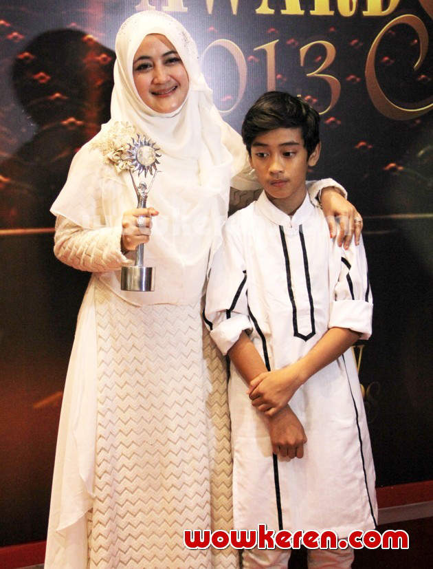 Gambar Foto Pipik Dian Irawati Terima Piala Lifetime Achievement untuk Ustadz Jeffry Al Buchori