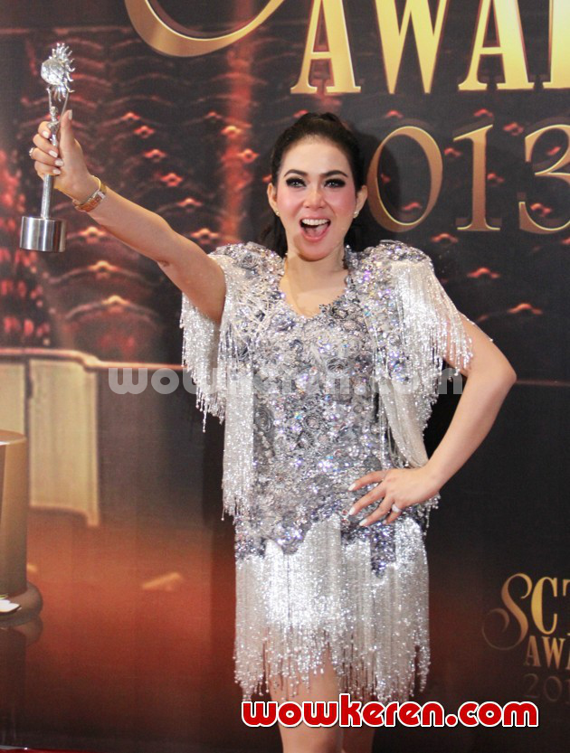 Gambar Foto Syahrini Raih Piala Penyanyi Paling Ngetop