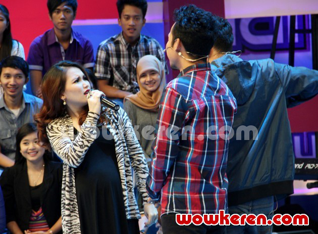 Gambar Foto Ayu Ting Ting di Acara Musik 'Dahsyat'