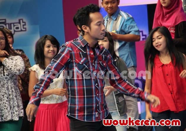 Gambar Foto Denny Cagur di Acara Musik 'Dahsyat'