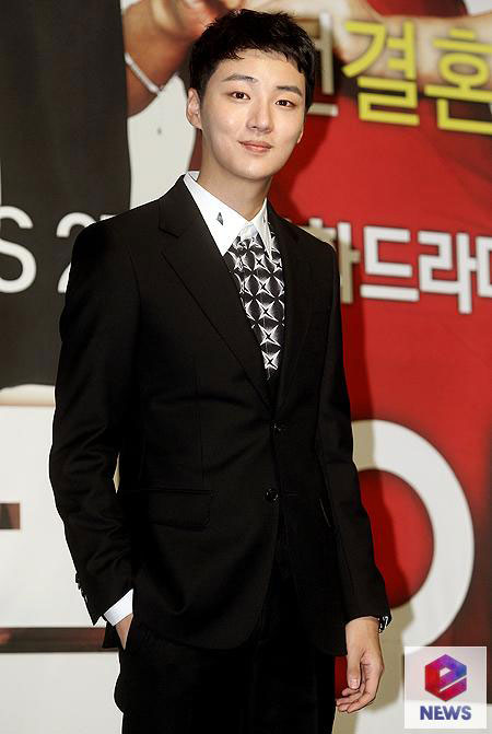 Gambar Foto Yoon Shi Yoon Saat Jumpa Pers Serial 'Prime Minister and I'