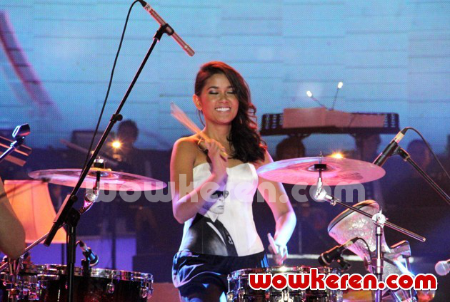 Gambar Foto Titi Rajo Bintang Meriahkan Konser Harmoni 'My Agnez Mo - Menggenggam Dunia'